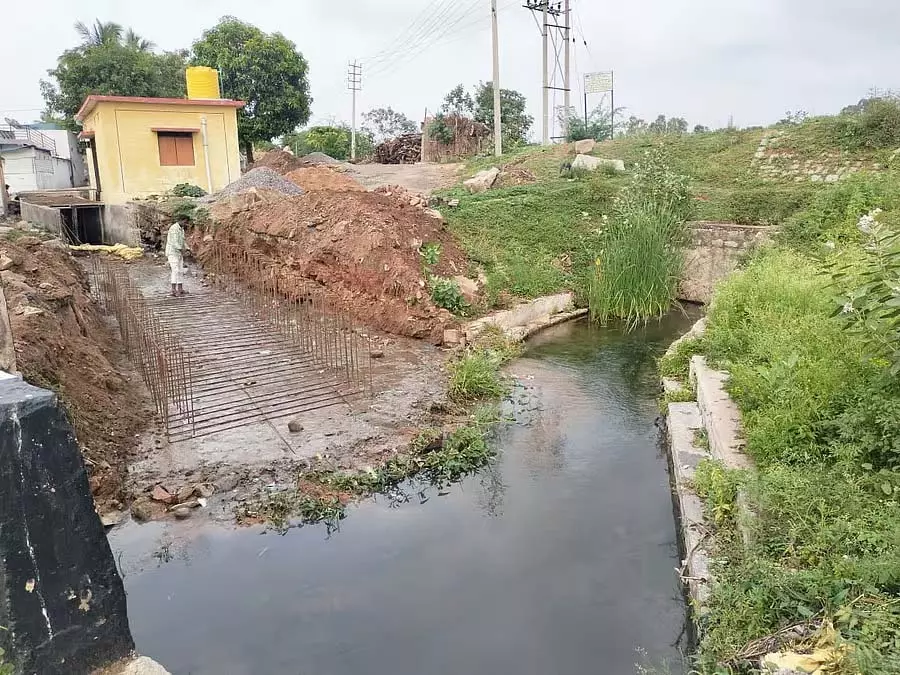 Hospet : क्या कमलापुर का प्रदूषित पानी किसानों की फसलों के लिए हानिकारक है? Hospet : क्या कमलापुर का प्रदूषित पानी किसानों की फसलों के लिए हानिकारक है?