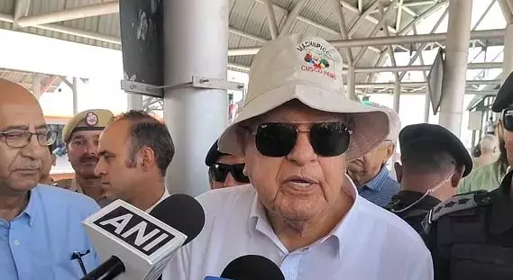 वंदे भारत के जरिए जम्मू-कश्मीर आने वाले पर्यटक पर्यटन और व्यापार के लिए वरदान: Farooq Abdullah वंदे भारत के जरिए जम्मू-कश्मीर आने वाले पर्यटक पर्यटन और व्यापार के लिए वरदान: Farooq Abdullah