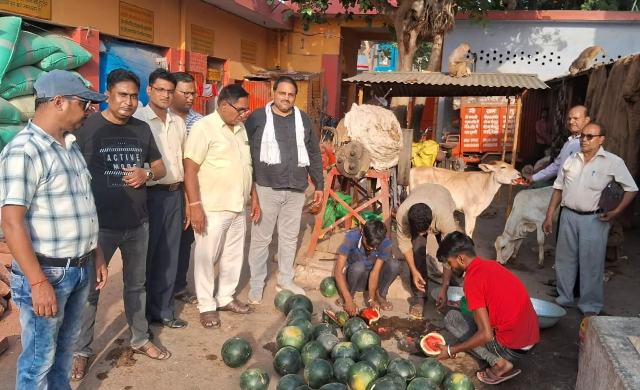 Kaimganj: व्यापारियों ने सेवा दिवस के रुप में मनाया राष्ट्रीय अध्यक्ष का जन्मदिन Kaimganj: व्यापारियों ने सेवा दिवस के रुप में मनाया राष्ट्रीय अध्यक्ष का जन्मदिन