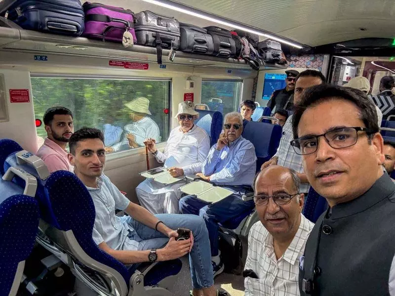 Srinagar से वंदे भारत ट्रेन में सवार हुए फारूक Srinagar से वंदे भारत ट्रेन में सवार हुए फारूक