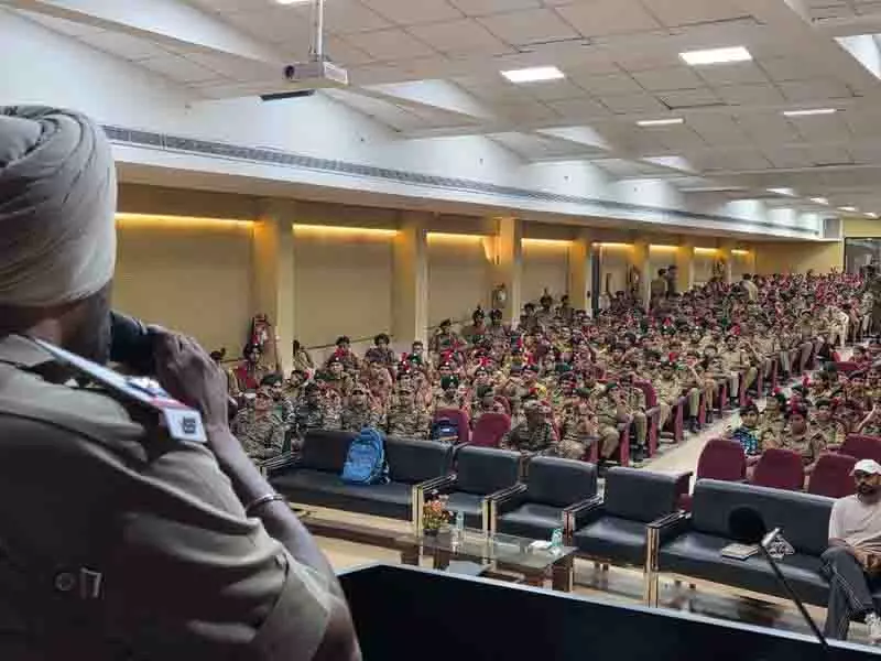 फगवाड़ा पुलिस ने LPU में सड़क सुरक्षा अभियान चलाया फगवाड़ा पुलिस ने LPU में सड़क सुरक्षा अभियान चलाया