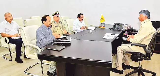 Andhra : पुलिस को पूरी आज़ादी देकर 100 प्रतिशत बदलाव लाएँ Andhra : पुलिस को पूरी आज़ादी देकर 100 प्रतिशत बदलाव लाएँ