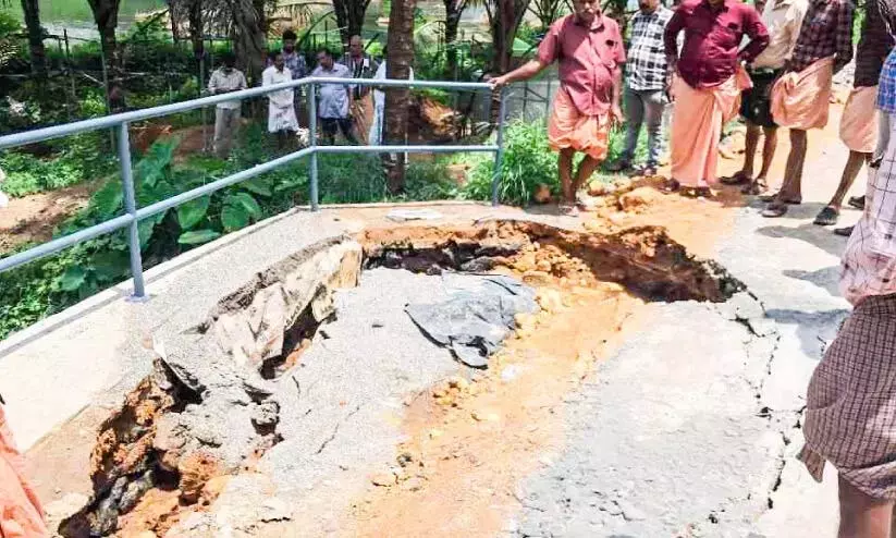 पानी छोड़ा गया; अथिकायम कोचुपल्लम की संपर्क सड़क ढह गई पानी छोड़ा गया; अथिकायम कोचुपल्लम की संपर्क सड़क ढह गई