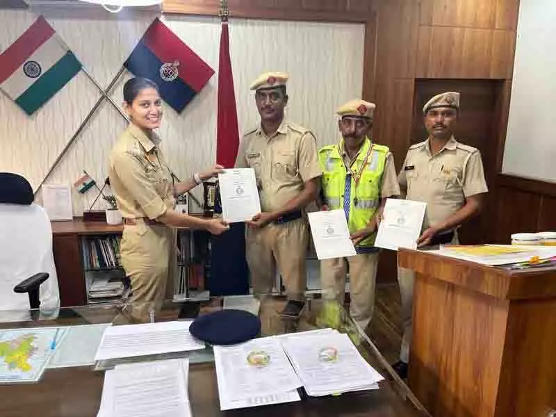Panchkula पुलिस ने सादे कपड़ों में DCP का कराया शराब टेस्ट, किया सम्मानित Panchkula पुलिस ने सादे कपड़ों में DCP का कराया शराब टेस्ट, किया सम्मानित
