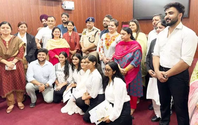 JU लॉ स्कूल ने वास्तविक दुनिया के कानूनी कौशल को बढ़ावा देने के लिए क्लाइंट काउंसलिंग प्रतियोगिता आयोजित की JU लॉ स्कूल ने वास्तविक दुनिया के कानूनी कौशल को बढ़ावा देने के लिए क्लाइंट काउंसलिंग प्रतियोगिता आयोजित की