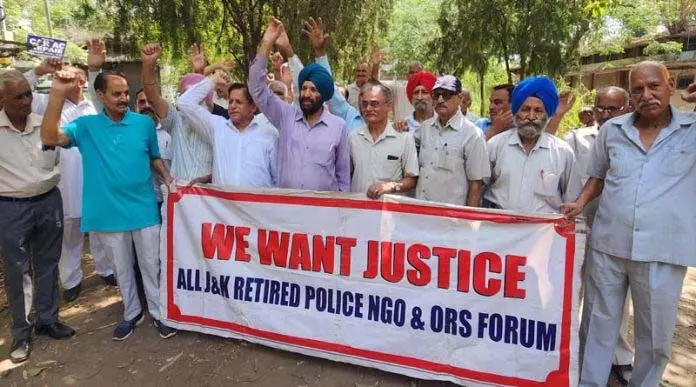 Jammu: सेवानिवृत्त पुलिस-अग्निशमन सेवा कर्मियों ने वेतन विसंगति के खिलाफ प्रदर्शन किया Jammu: सेवानिवृत्त पुलिस-अग्निशमन सेवा कर्मियों ने वेतन विसंगति के खिलाफ प्रदर्शन किया