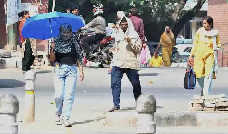 Chandigarh में गर्मी का प्रकोप तेज, अगले 4 दिनों तक राहत मिलने की संभावना नहीं Chandigarh में गर्मी का प्रकोप तेज, अगले 4 दिनों तक राहत मिलने की संभावना नहीं