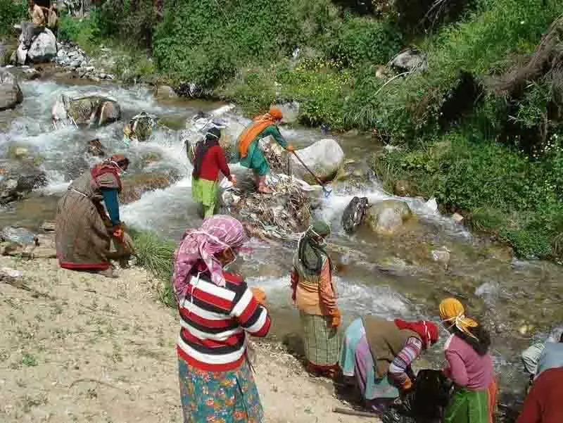 Dhauladhar की नाजुक सुंदरता पर्यटकों के कचरे से ग्रसित Dhauladhar की नाजुक सुंदरता पर्यटकों के कचरे से ग्रसित