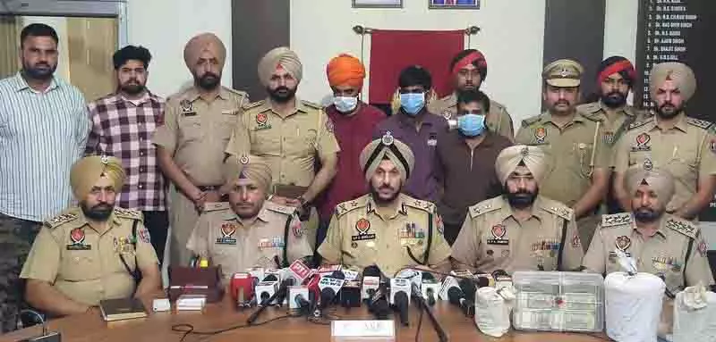 Amritsar में जबरन वसूली और हनी ट्रैप के आरोप में चार महिलाओं समेत 12 गिरफ्तार Amritsar में जबरन वसूली और हनी ट्रैप के आरोप में चार महिलाओं समेत 12 गिरफ्तार