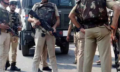 Jammu-Kashmir:हाईवे पर फैली सनसनी, मौके पर भारी पुलिस और सेना तैनात