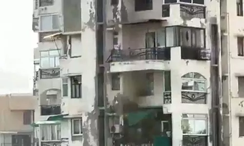 द्वारका में लगी आग से भरी इमारत से कूदकर पिता और दो बच्चों की मौत द्वारका में लगी आग से भरी इमारत से कूदकर पिता और दो बच्चों की मौत