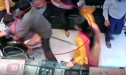 भाजपा नेता की दबंगई का LIVE वीडियो, पड़ोसी दुकानदार के साथ मारपीट, मचा हड़कंप