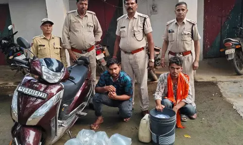 कच्ची शराब जब्त, स्कूटी सहित दो आरोपी गिरफ्तार कच्ची शराब जब्त, स्कूटी सहित दो आरोपी गिरफ्तार