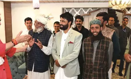 एलजी ने सोनमर्ग में बाजार संघ और सेवा प्रदाताओं से की बातचीत