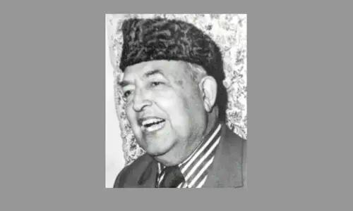 महबूबा ने मिर्जा अफजल बेग को पुण्यतिथि पर श्रद्धांजलि दी महबूबा ने मिर्जा अफजल बेग को पुण्यतिथि पर श्रद्धांजलि दी