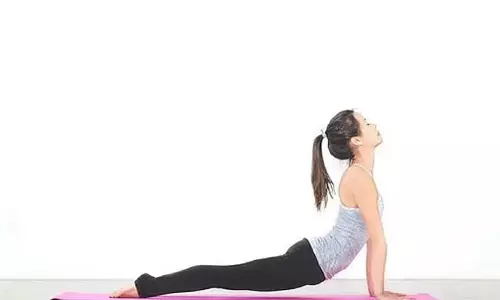 Yoga: अगर आप भी कमर दर्द से परेशान हैं तो कुछ दिन करें ये योगासन