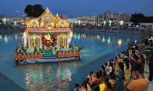 थेप्पोत्सव के अवसर पर पूरे तिरुक्कुलम को फूलों और बिजली की झालरों से सजाया गया