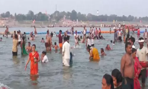 UP: श्रद्धालुओं ने ज्येष्ठ पूर्णिमा पर गंगा नदी में पवित्र डुबकी लगाई, पूजा-अर्चना की UP: श्रद्धालुओं ने ज्येष्ठ पूर्णिमा पर गंगा नदी में पवित्र डुबकी लगाई, पूजा-अर्चना की
