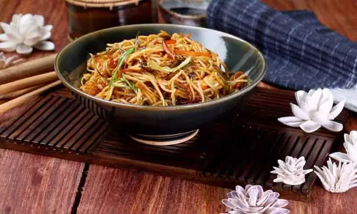 Hakka Noodles घर पर ले चाइनीज का स्वाद Hakka Noodles घर पर ले चाइनीज का स्वाद