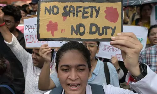 नवजात मौत पर बीएसए अस्पताल में डॉक्टर पर तीमारदारों का हमला नवजात मौत पर बीएसए अस्पताल में डॉक्टर पर तीमारदारों का हमला