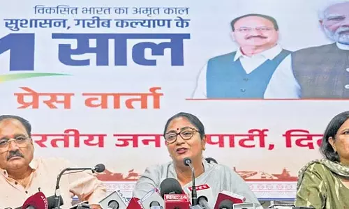 Delhi CM ने पीएम से मुलाकात कर विकास का श्रेय केंद्र को दिया