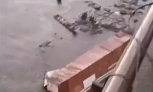 MP News: गाड़ियों से भरा कंटेनर रेलिंग तोड़कर नर्मदा में गिरा, ड्राइवर की दर्दनाक मौत MP News: गाड़ियों से भरा कंटेनर रेलिंग तोड़कर नर्मदा में गिरा, ड्राइवर की दर्दनाक मौत