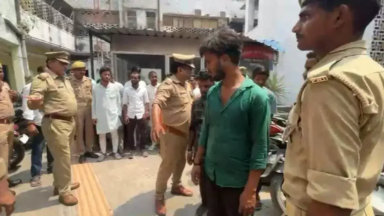 Varanasi: काशी विश्वनाथ मंदिर में अवैध वसूली करने वाले 21 फर्जी पुजारी गिरफ्तार