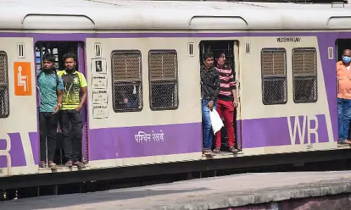 Mumbai : माहिम स्टेशन पर पॉइंट फेल होने से पश्चिमी लाइन पर लोकल ट्रेन सेवाएं प्रभावित