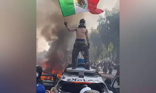 Los Angeles में आव्रजन विरोध प्रदर्शनों के बीच मैक्सिकन ध्वज ने बहस को हवा दी Los Angeles में आव्रजन विरोध प्रदर्शनों के बीच मैक्सिकन ध्वज ने बहस को हवा दी