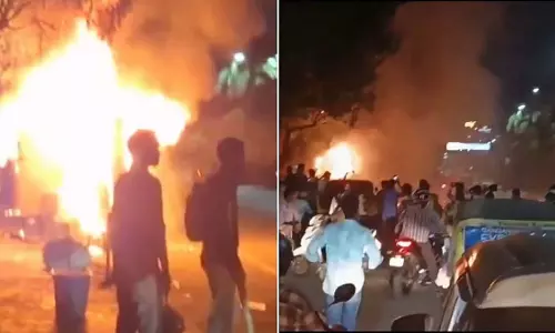 Thane : ऐरोली रेलवे स्टेशन के पास गैस सिलेंडर में विस्फोट से फास्ट फूड वाहन में आग लग गई