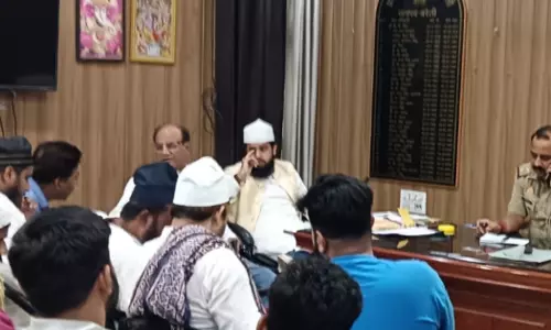Bareilly: तौकीर रज़ा के भतीजे पर जानलेवा हमला, दरगाह में तनाव का माहौल Bareilly: तौकीर रज़ा के भतीजे पर जानलेवा हमला, दरगाह में तनाव का माहौल