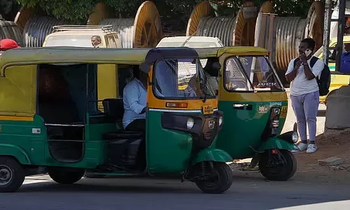 यात्रियों की जेब पर असर: बेंगलुरु में ऑटो यात्रा महंगी हो जाएगी यात्रियों की जेब पर असर: बेंगलुरु में ऑटो यात्रा महंगी हो जाएगी