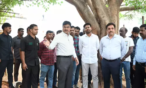 HYDRAA आयुक्त ने बेगमपेट ड्रेनेज लाइन विस्तार का निरीक्षण किया HYDRAA आयुक्त ने बेगमपेट ड्रेनेज लाइन विस्तार का निरीक्षण किया