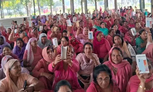 Haryana : आंगनवाड़ी कार्यकर्ताओं को पोषण संबंधी डेटा अपडेट करने में परेशानी