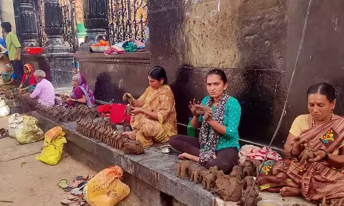 रबाकवि बनहट्टी: कारा पूर्णिमा के लिए 25 परिवार बना रहे मिट्टी के बैल