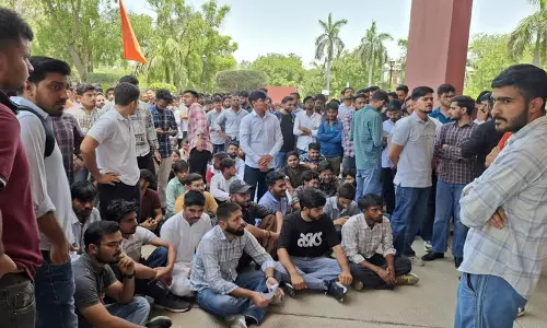 HAU में वजीफा कटौती को लेकर सुरक्षा कर्मचारियों और प्रदर्शनकारी छात्रों में झड़प HAU में वजीफा कटौती को लेकर सुरक्षा कर्मचारियों और प्रदर्शनकारी छात्रों में झड़प