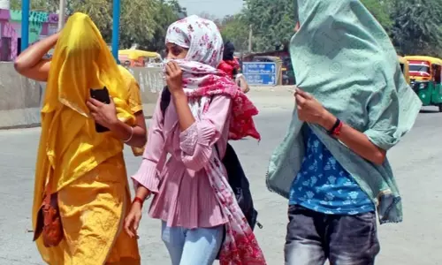 Ballia: गर्मी में झुलसा बलिया, तापमान 40 डिग्री और बिजली गुल Ballia: गर्मी में झुलसा बलिया, तापमान 40 डिग्री और बिजली गुल