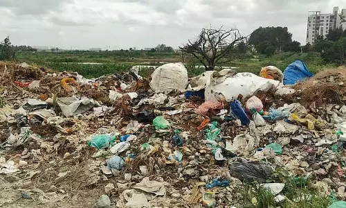 Hoskote : झील के किनारे हर जगह कूड़ा-कचरा Hoskote : झील के किनारे हर जगह कूड़ा-कचरा