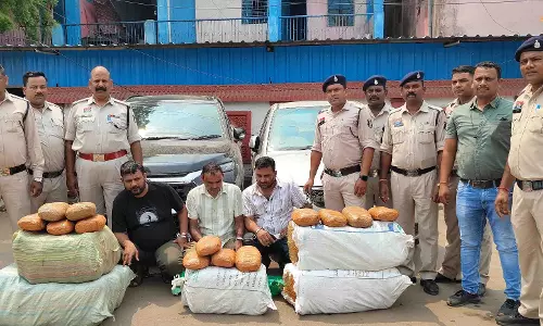 पुलिस की बड़ी कामयाबी, दो कारों से 105 किलो गांजा जब्त, तीन तस्कर गिरफ्तार