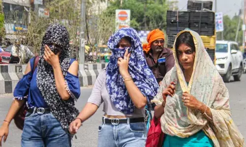 Delhi : भीषण गर्मी का कहर, 45°C तापमान, ऑरेंज अलर्ट जारी Delhi : भीषण गर्मी का कहर, 45°C तापमान, ऑरेंज अलर्ट जारी