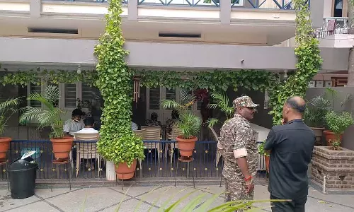 बेल्लारी में जनप्रतिनिधियों के घरों पर ED ने की छापेमारी बेल्लारी में जनप्रतिनिधियों के घरों पर ED ने की छापेमारी
