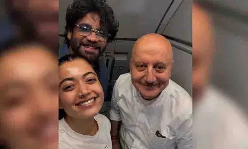 Hyderabad-मुंबई फ्लाइट में रश्मिका ने अनुपम खेर और नागार्जुन के साथ ली सेल्फी
