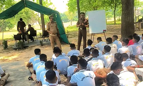Farrukhabad: एनसीसी के प्रशिक्षण में योगाभ्यास व यातायात के नियमों की दी गई जानकारियां Farrukhabad: एनसीसी के प्रशिक्षण में योगाभ्यास व यातायात के नियमों की दी गई जानकारियां