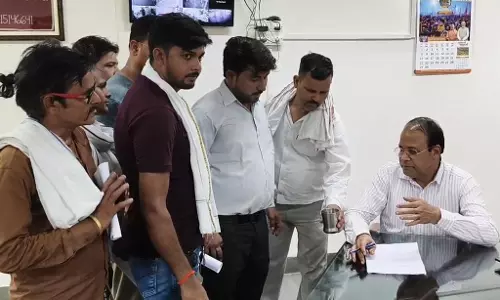 Farrukhabad: नगर पंचायत में व्याप्त भ्रष्टाचार को लेकर सभासदों ने जिलाधिकारी को सौंपा ज्ञापन