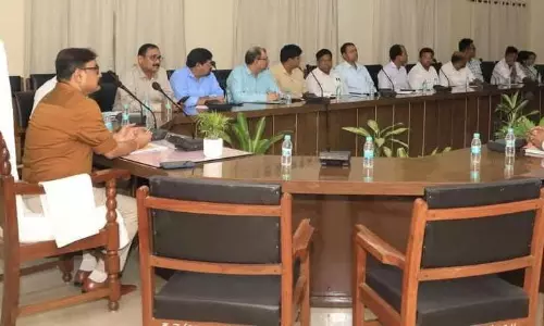 Bareilly: बिना लाइसेंस के दवा बेचने बालो पर करे कार्यवाही: डीएम अविनाश सिंह