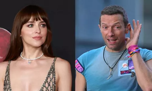 Dakota Johnson ने शादी में देरी के कारण क्रिस मार्टिन को छोड़ा Dakota Johnson ने शादी में देरी के कारण क्रिस मार्टिन को छोड़ा