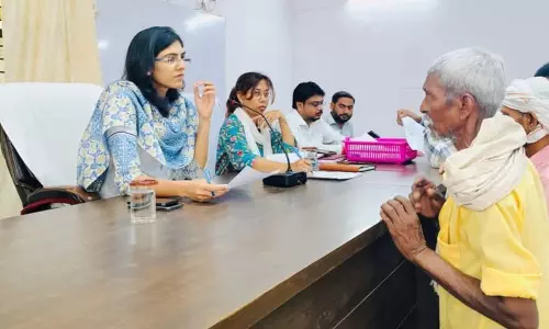 Bareilly: सीडीओ और एसडीएम ने सुनी फरियादियों की शिकायतें Bareilly: सीडीओ और एसडीएम ने सुनी फरियादियों की शिकायतें