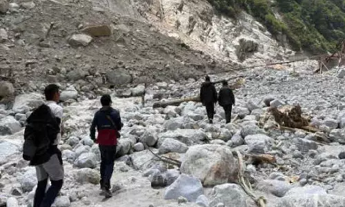 Bengal: भूस्खलन प्रभावित चाटेन से दो अज्ञात पुरुष और महिला के शव बरामद Bengal: भूस्खलन प्रभावित चाटेन से दो अज्ञात पुरुष और महिला के शव बरामद