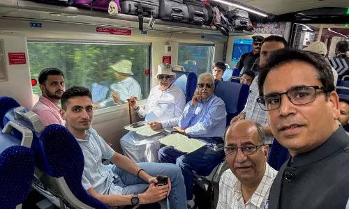 Srinagar से वंदे भारत ट्रेन में सवार हुए फारूक