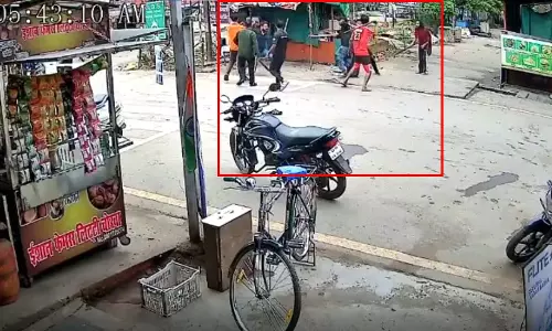 Raipur Breaking: ड्रग्स माफिया का आतंक, तेजधार हथियारों से बीच सड़क पर भिड़े बदमाश Raipur Breaking: ड्रग्स माफिया का आतंक, तेजधार हथियारों से बीच सड़क पर भिड़े बदमाश